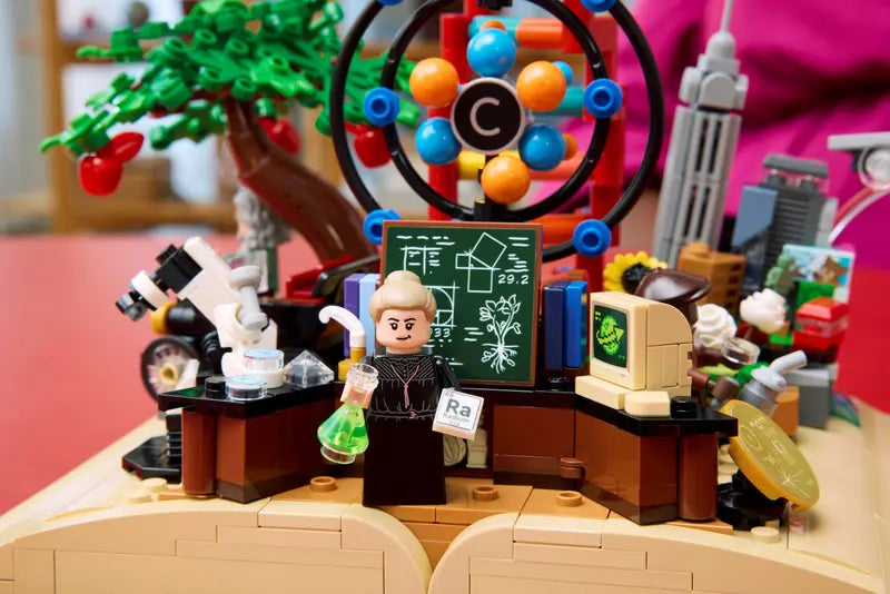 LEGO IDEAS The Evolution of STEM 21355 Brick Island