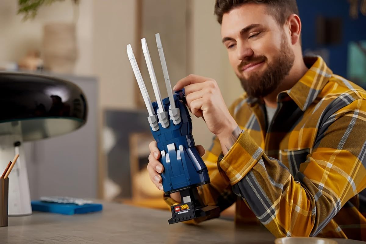 LEGO 76250 Wolverine's Adamantium Claws Brick Island