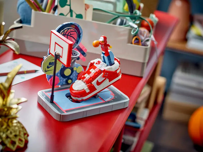 LEGO 43021 Nike Dunk Trickshot with basketball player, hoop, sneakers, and trickshot set displayed on a shelf