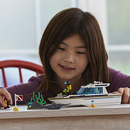 LEGO® City - Diving Yacht 60221