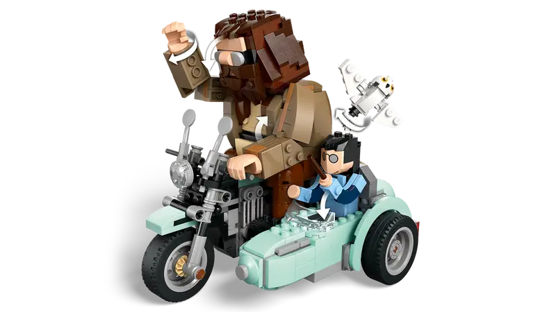 LEGO® Harry Potter™ Hagrid™ & Harry’s Motorcycle Ride 76443 you can turn Hagrid’s head and pose his arms, pose Harry’s arms, and rotate Hedwig’s head and adjust her wings