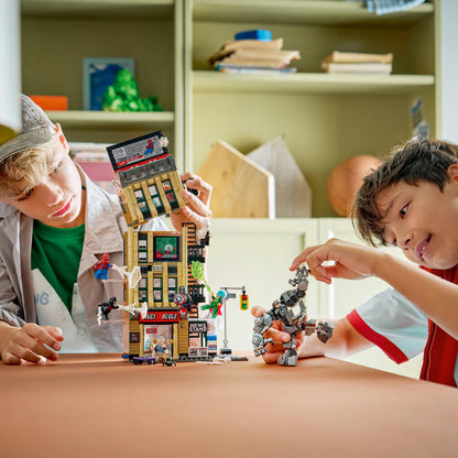 LEGO® ǀ Marvel Spider-Man vs. Mysterio: The Daily Bugle 76342