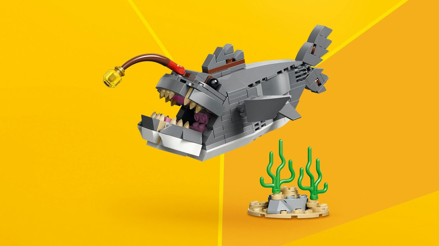 LEGO Creator 3-in-1: Fierce Shark with a Treasure Chest (31381