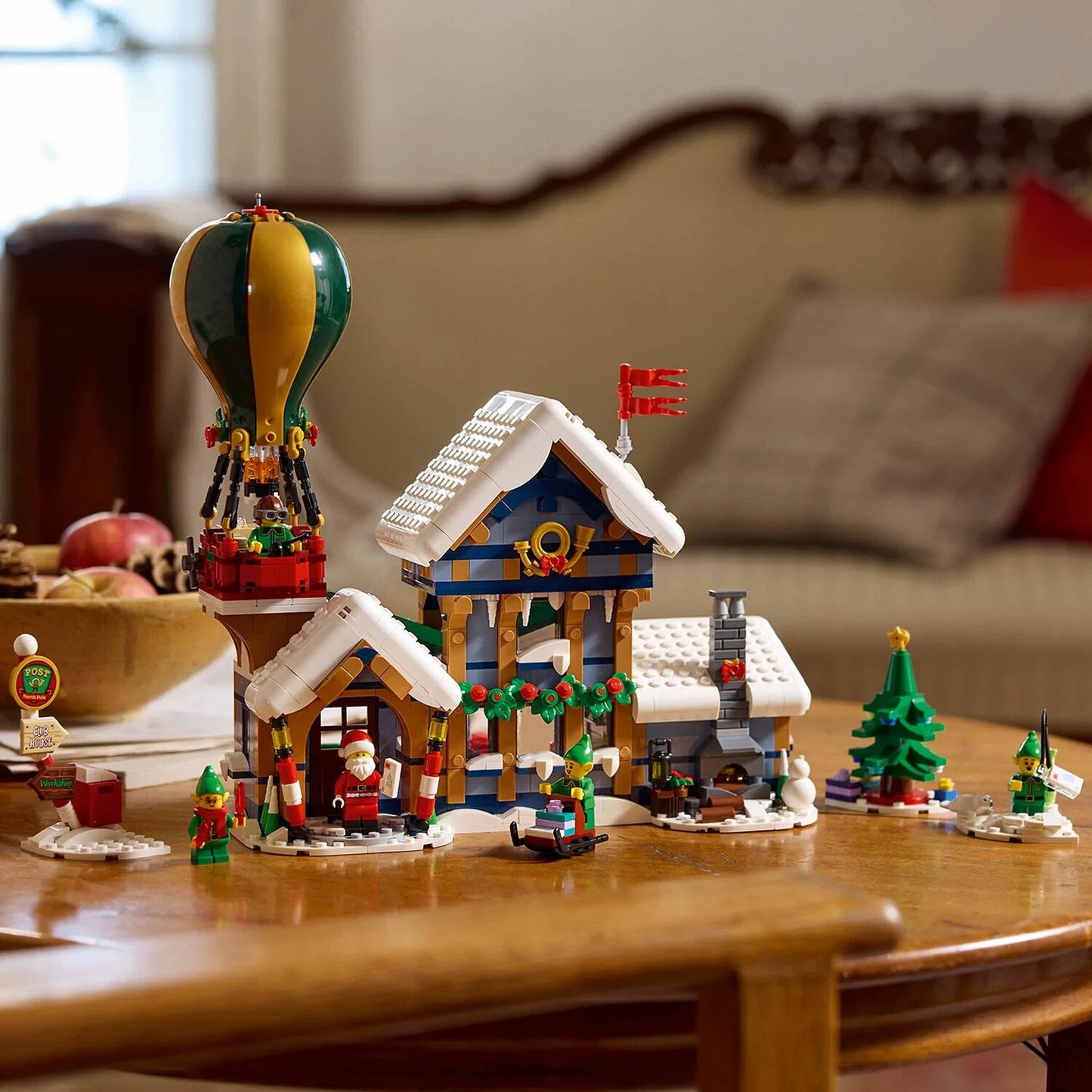 LEGO 10339 ICONS Santa’s Post Office